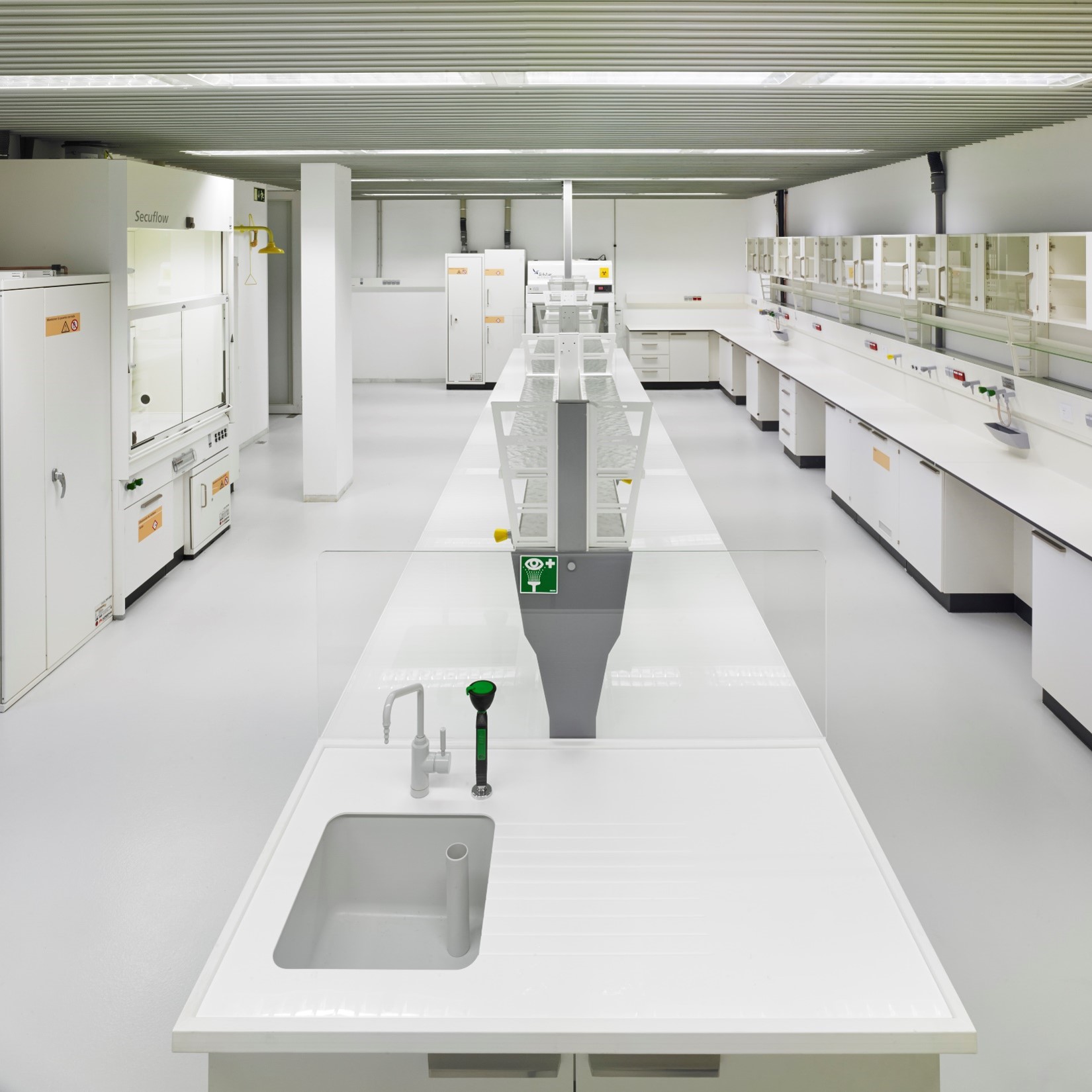 Laboratory bench configuration