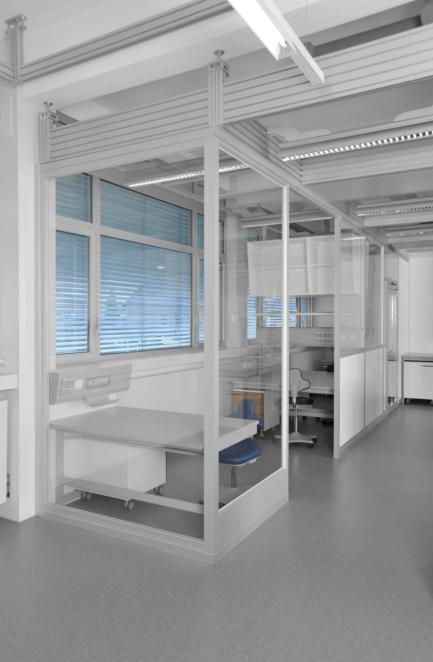 Laboratory showroom installation
