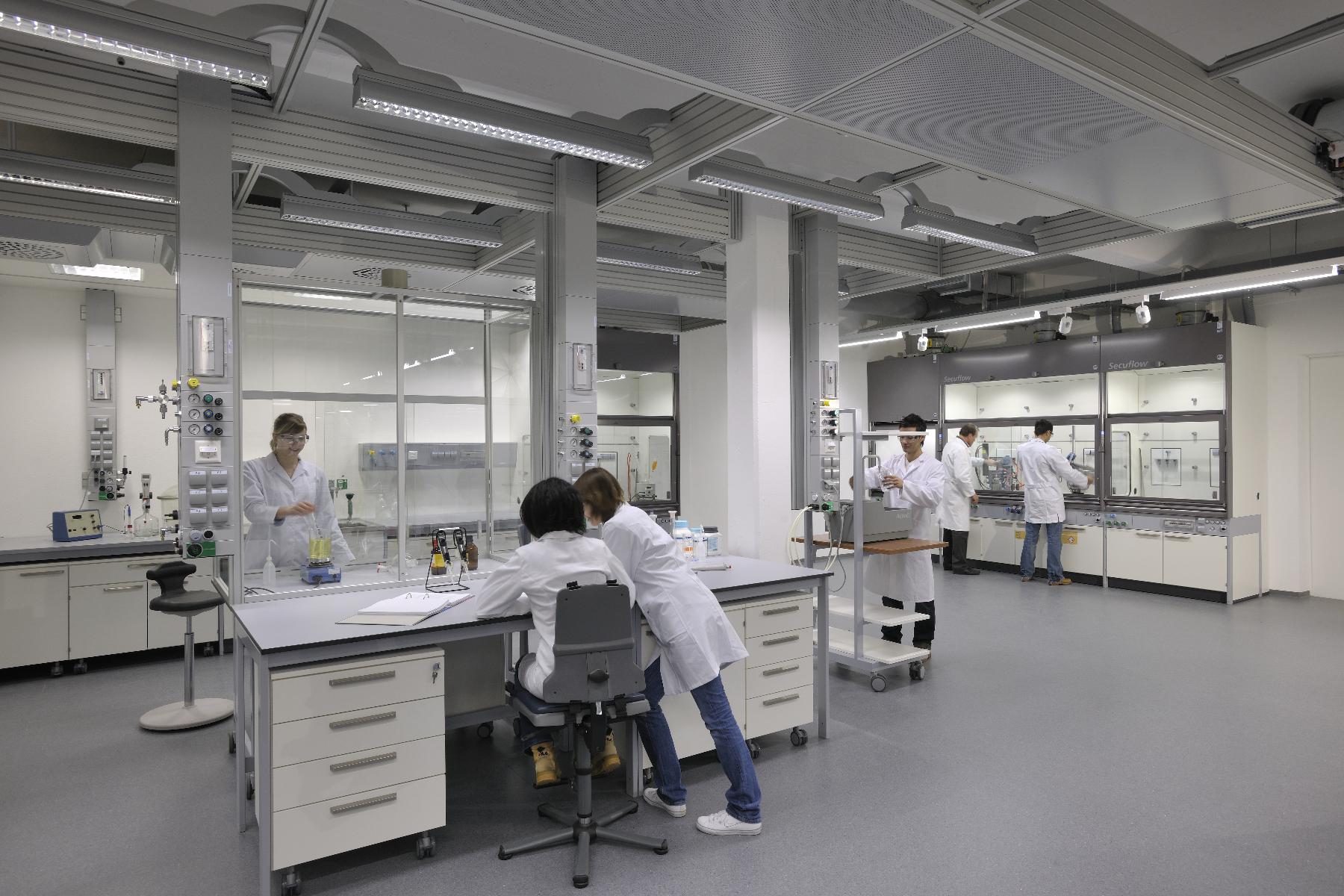 WNA Labs showroom with modular laboratory work benches